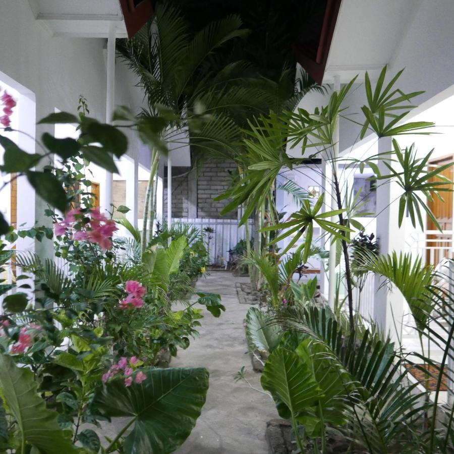 Rumah Side Apartment Джили Трауанган Екстериор снимка