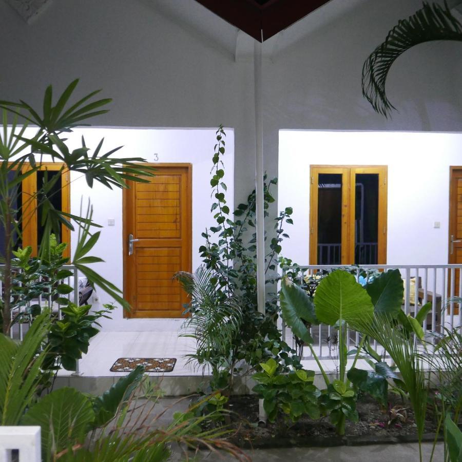 Rumah Side Apartment Джили Трауанган Екстериор снимка